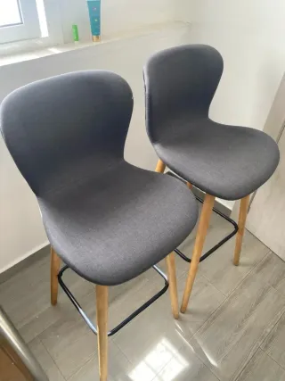 Mesa alta de salón con sillas