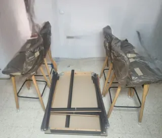 Mesa alta de salón con sillas