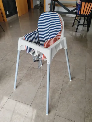 Trona de bebé con cojín a rayas