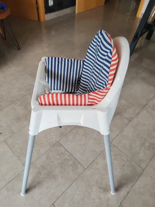 Trona de bebé con cojín a rayas