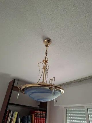 Lámpara de techo dorada y azul