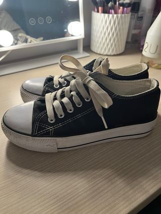 Zapatillas Converse Negras y Blancas