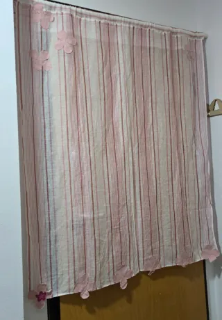 Cortina de lino con flores rosas