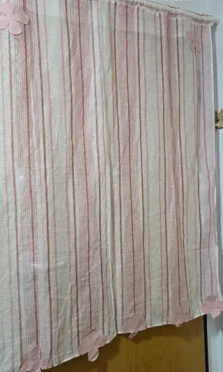 Cortina de lino con flores rosas