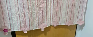 Cortina de lino con flores rosas