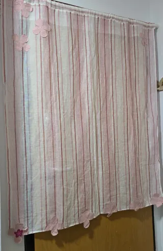 Cortina de lino con flores rosas