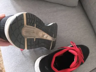 Zapatillas ASICS Negras y Rojas