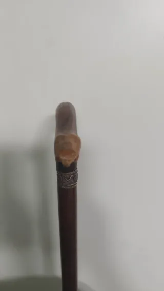 Bastón de madera oscuro