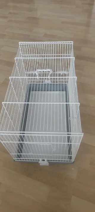 Jaula para pájaros blanca y gris