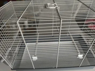 Jaula para pájaros blanca y gris