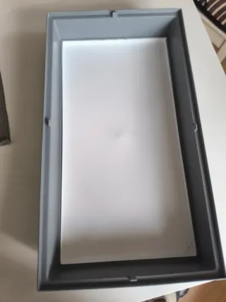 Jaula para pájaros blanca y gris