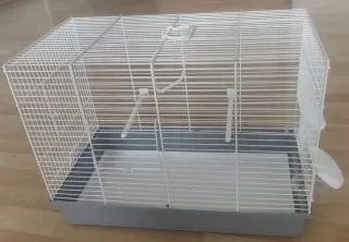 Jaula para pájaros blanca y gris