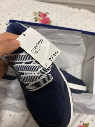 Zapatos niño azul y verde 34de pie