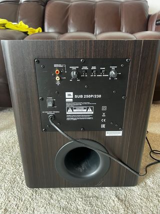 Subwoofer JBL Negro acabado en madera oscura