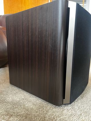 Subwoofer JBL Negro acabado en madera oscura