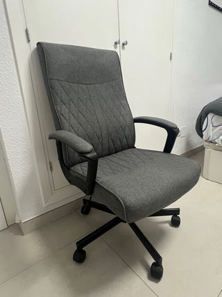 Silla de escritorio gris y negra