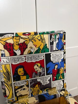 Puf de madera acolchado con estampado de cómic