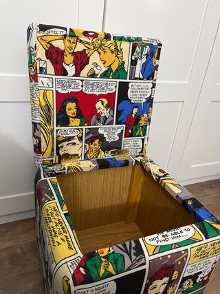 Puf de madera acolchado con estampado de cómic
