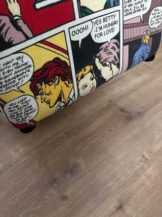 Puf de madera acolchado con estampado de cómic