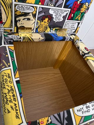 Puf de madera acolchado con estampado de cómic