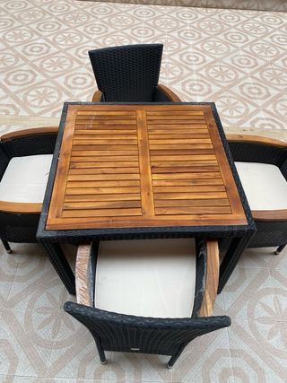 Mesa de exterior con 4 sillas en perfecto estado