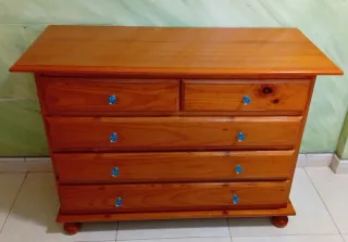 Cómoda de madera con tiradores de cristal