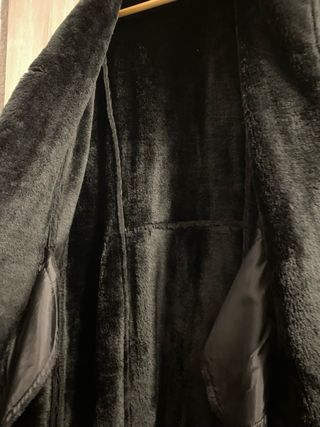 Abrigo largo negro con forro de pelo