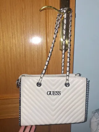 Bolso blanco con cadena plateada