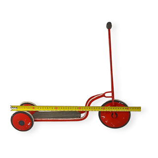 Patinete infantil de hierro rojo vintage