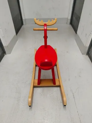 Reno de madera rojo para balancearse