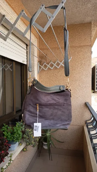 Bolso nuevo con la etiqueta