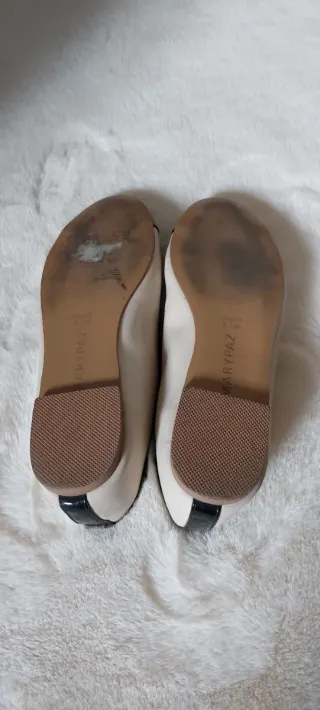 Bailarinas beige y negra charol lazo