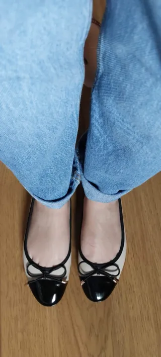 Bailarinas beige y negra charol lazo