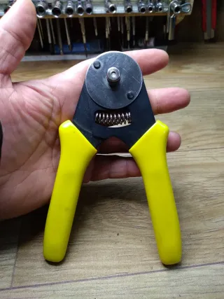 Pinza crimpatrice per cavi antenna