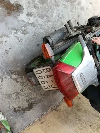 Yamaha Moped Verde/Plata ruedas nuevas y batería