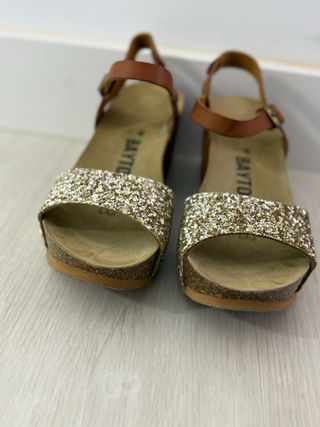 Sandalias cuña Bayton doradas y marrones