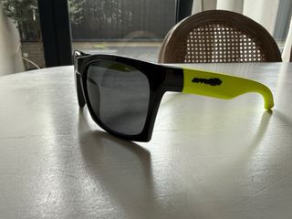 Gafas de sol Arnette negras y amarillo