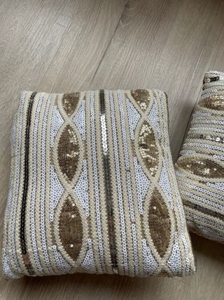 Dos cojines decorativos con lentejuelas