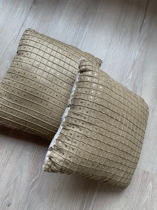 Dos cojines decorativos con lentejuelas