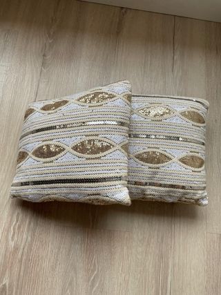 Dos cojines decorativos con lentejuelas