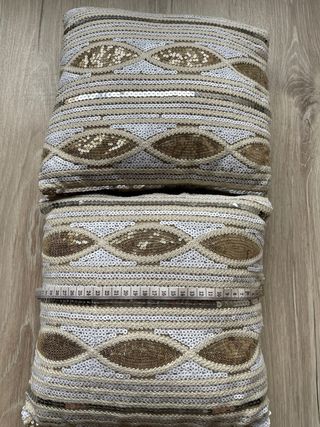 Dos cojines decorativos con lentejuelas