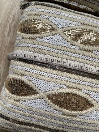 Dos cojines decorativos con lentejuelas