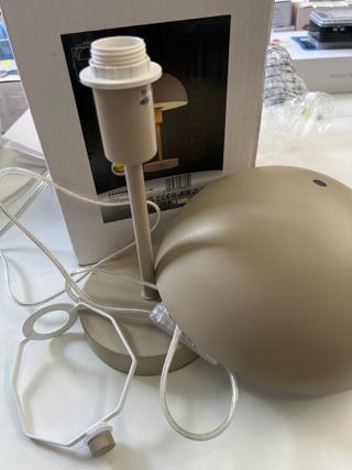 Lámpara de mesa beige metal