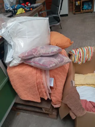 Lote de sábanas , toallas ,cojines...