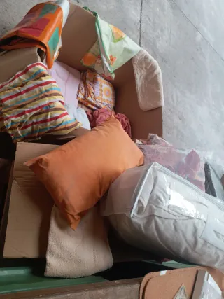 Lote de sábanas , toallas ,cojines...