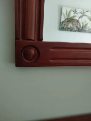 Armario de madera y espejo bonito.