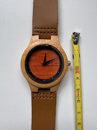 Reloj de madera con correa de cuero
