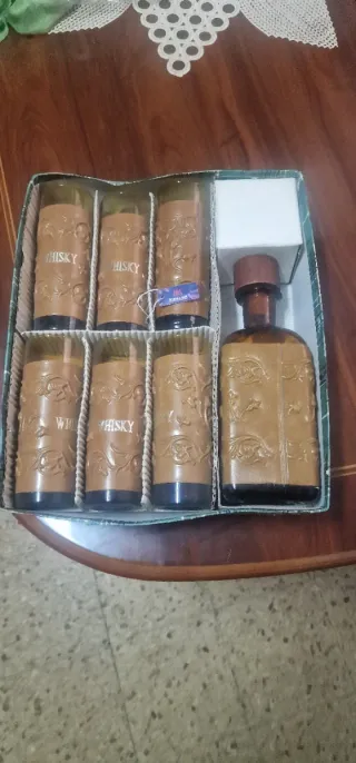 Juego de whisky con botella y vasos