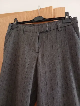 Pantalón ancho gris con raya diplomática