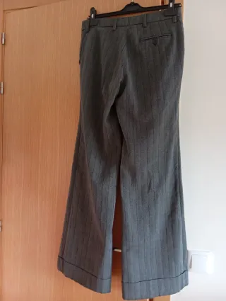 Pantalón ancho gris con raya diplomática